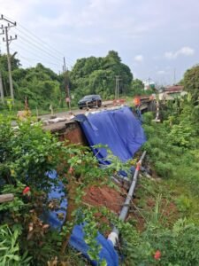 Sudah tujuh bulan berlalu, sejak jalan negara di Rt 06 Kelurahan Muara Beliti, Kabupaten Musi Rawas longsor belum juga diperbaiki,, Sabtu 11/10/2025: