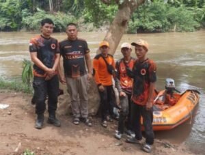 Badan Penanggulangan Bencana Daerah (BPBD) Kabupaten Musi Rawas melanjutkan operasi pencarian korban, Senin 13/10/2025: