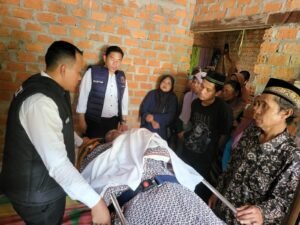 Diduga Sakit, Satreskrim Bersama Unit Identifikasi dan Polsek BTS Ulu Sigap Evakuasi Korban Meninggal di Kebun Desa Sadu, Selas 14/10/2025: