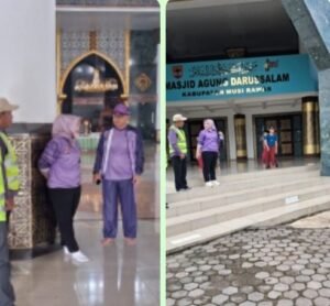 Bupati Musi Rawas, Hj. Ratna Machmud, melakukan inspeksi mendadak (sidak) terhadap perehaban Masjid Agung Darussalam Muara Beliti, Jumat 17/10/2025: