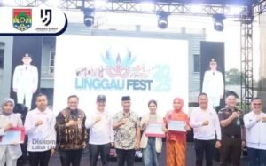 Wakil Wali Kota Lubuk Linggau, H. Rustam Effendi secara resmi membuka Linggau Fest 2025 bertajuk,, Jumat 17/10/2025: