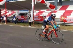 Atlit balap sepeda putri asal Kota Lubuk Linggau, Aurelia Shabrina Azkha, sukses mempersembahkan medali emas pada ajang Pekan Olahraga Provinsi, Minggu 19/10/2025: