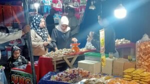 Pasar malam yang diadakan di lapangan setia negara Kabupaten Rejang Lebong menuai sepi saat hujan sore hingga malam hari tak henti, Rabu 22/10/2025: