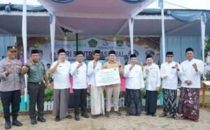Wakil Bupati Musi Rawas, H. Suprayitno, bertindak sebagai inspektur upacara dalam rangka Peringatan Hari Santri, Rabu 22/10/2025: