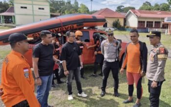 Tim Gabungan Polsek Muara Beliti Sigap Cek TKP Korban Diduga Jatuh ke Sungai Beliti Terbawa Arus, Senin 06/10/2025: