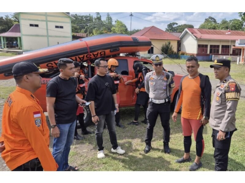 Tim Gabungan Polsek Muara Beliti Sigap Cek TKP Korban Diduga Jatuh ke Sungai Beliti Terbawa Arus, Senin 06/10/2025: