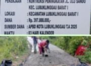 Proyek peningkatan Jalan Ulu Sando di Kelurahan Kayuara RT 06, Kecamatan Lubuklinggau Barat I, Senin 03/11/2025: