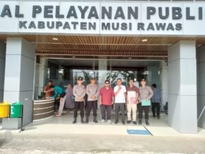 Sat Binmas Polres Musi Rawas Bersama DPM-PTSP Laksanakan Pengecekan Kelayakan Tiang Baleho Guna Antisipasi Angin Kencang dan Puting Beliung,sabtu 08/11/2025,