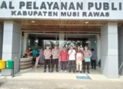 Sat Binmas Polres Musi Rawas Bersama DPM-PTSP Laksanakan Pengecekan Kelayakan Tiang Baleho Guna Antisipasi Angin Kencang dan Puting Beliung,sabtu 08/11/2025,