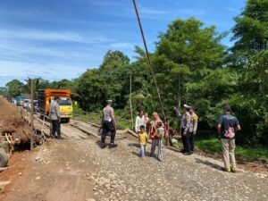 Cegah Lakalantas, Satlantas Polres Musi Rawas Lakukan Pengecekan Jembatan Rusak dan Sampaikan Himbauan Keselamatan, Selasa 25/11/2025: