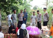 Turut Prihatin dan Berbelasungkawa, Polres Musi Rawas Kunjungi Rumah Duka, Hadir ke Pemakaman Almarhum Kelvin, Serta Berikan Tali Asih,,