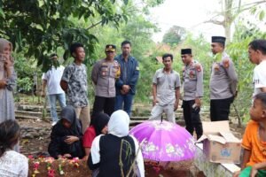 Turut Prihatin dan Berbelasungkawa, Polres Musi Rawas Kunjungi Rumah Duka, Hadir ke Pemakaman Almarhum Kelvin, Serta Berikan Tali Asih,,