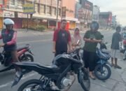 Lubuklinggau mendadak geger. Dua wanita, salah satunya mahasiswi, menjadi korban penjambretan di depan dealer motor Honda, Minggu 02/11/2025: