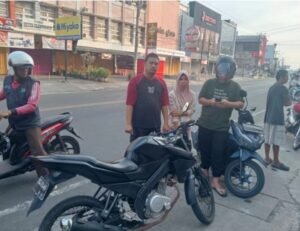 Lubuklinggau mendadak geger. Dua wanita, salah satunya mahasiswi, menjadi korban penjambretan di depan dealer motor Honda, Minggu 02/11/2025: