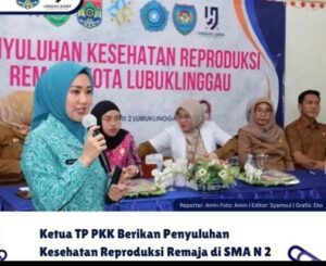 Ketua TP PKK Lubuk Linggau Hj Risca Priba Ayu berikan penyuluhan tentang kesehatan reproduksi remaja di SMA Negeri 2 Kota Lubuk Linggau, Selasa 04/11/2025: