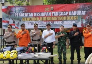 Kapolres Lubuk Linggau, AKBP Adithia Bagus Arjunadi memimpin pelaksanaan Apel Kesiapan dalam rangka Tanggap Darurat Bencana,,kamis 06/11/2025: