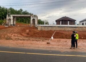 Cegah Lakalantas Akibat Material Jatuh ke Badan Jalan dan Licin, Satlantas Polres Musi Rawas Himbau Penanggung Jawab Proyek untuk Lakukan Pembersihan, Rabu 19/11/2025: