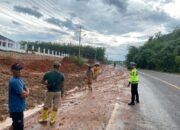 Cegah Lakalantas Akibat Material Jatuh ke Badan Jalan dan Licin, Satlantas Polres Musi Rawas Himbau Penanggung Jawab Proyek untuk Lakukan Pembersihan, Rabu 19/11/2025: