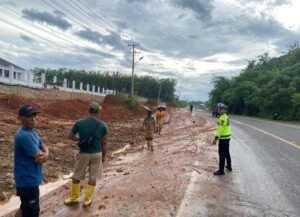 Cegah Lakalantas Akibat Material Jatuh ke Badan Jalan dan Licin, Satlantas Polres Musi Rawas Himbau Penanggung Jawab Proyek untuk Lakukan Pembersihan, Rabu 19/11/2025: