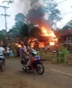 KEBAKARAN HANGUSKAN DUA RUMAH KAYU DI DESA SUKU CINTA, PENYEBAB MASIH DISELIDIKI,rabu 19/11/2025: