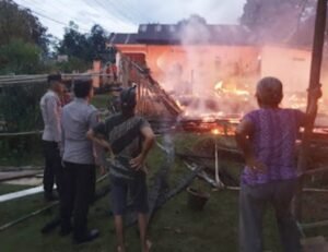 Dua Rumah Warga Margatunggal Terbakar, Kapolres Musi Rawas dan Kapolsek Jayaloka Himbau Warga Diminta Rutin Cek Instalasi Listrik