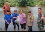 Camat Selangit Tebarkan Ribuan Benih Ikan ke Sungai Lakitan: Senin 24/11/2025: