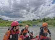 Seorang pengendara sepeda motor jatuh dan hilang di sungai lematang usai mengalami kecelakaan di jalan lintas Sumatera Selatan,,kamis 27/11/2025: