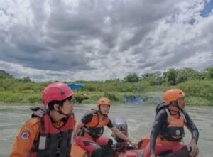 Seorang pengendara sepeda motor jatuh dan hilang di sungai lematang usai mengalami kecelakaan di jalan lintas Sumatera Selatan,,kamis 27/11/2025: