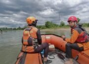 Seorang pengendara sepeda motor jatuh dan hilang di sungai lematang usai mengalami kecelakaan di jalan lintas Sumatera Selatan,,kamis 27/11/2025: