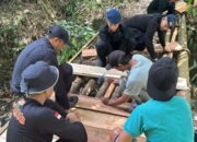 Batalyon B Pelopor Renovasi Jembatan demi Permudah Akses Jalan Warga di Daerah Terpencil, Senin 01/12/2025;