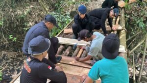 Batalyon B Pelopor Renovasi Jembatan demi Permudah Akses Jalan Warga di Daerah Terpencil, Senin 01/12/2025;