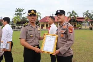 Kurang Dari 1X24 Jam Ungkap Perkara Curanmor Menjadi Perhatian Publik, Kapolres Musi Rawas Berikan Penghargaan ke Delapan Personel Polsek Muara Kelingi, Senin,08/12/2025