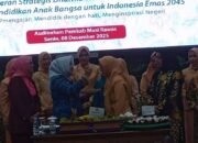 Potong nasi tumpeng peringatan puncak Hari Ulang Tahun (HUT) Dharma Wanita Persatuan (DWP) 26 Kabupaten Musi Rawas,senin 08/12/2025: