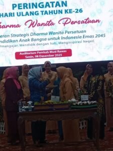 Potong nasi tumpeng peringatan puncak Hari Ulang Tahun (HUT) Dharma Wanita Persatuan (DWP) 26 Kabupaten Musi Rawas,senin 08/12/2025:
