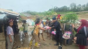 Jumat Berkah, Satbrimob Polda Sumsel Batalyon B Pelopor Hadir Berbagi di TPA Jukung,,