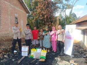 Ringankan Beban Warga, Polsek Jayaloka Polres Musi Rawas Salurkan Bantuan Kepada Korban Kebakaran di Kelurahan Marga Tunggal,,,,,