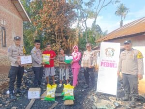 Ringankan Beban Warga, Polsek Jayaloka Polres Musi Rawas Salurkan Bantuan Kepada Korban Kebakaran di Kelurahan Marga Tunggal,,,,,