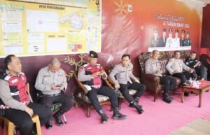 Sukseskan Operasi Lilin Musi 2025, Wakapolres Musi Rawas Lakukan Pengecekan Pos Pengamanan dan Tinjau Keamanan Gereja Santa Maria di Desa G1 Mataram,,