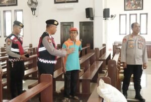 Sukseskan Operasi Lilin Musi 2025, Wakapolres Musi Rawas Lakukan Pengecekan Pos Pengamanan dan Tinjau Keamanan Gereja Santa Maria di Desa G1 Mataram,,