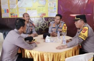 Bentuk Perhatian Terhadap Personel di Pelaksanaan Operasi Lilin Musi 2025, Kapolres Musi Rawas Didampingi Ketua Bhayangkari Cek Pos Pam dan Berikan Tali Asih,,