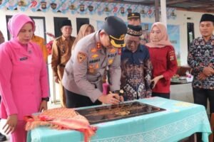 Sentuhan Kemanusiaan, Kembalikan Senyum Warga Desa Remayu — Kapolres Musi Rawas Serahkan Kunci Bedah Rumah Hasil Donasi Personel, Jumat 05/12/2025: