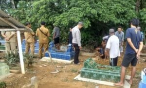 Diduga Digali OTD, Polsek Tugumulyo Polres Musi Rawas Lakukan Penyelidikan di Makam Alm. Wagiyo,
