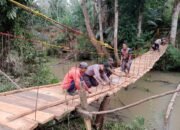Peduli Masa Depan Anak dan Masyarakat, Polres Musi Rawas Perbaiki Jembatan Gantung Penghubung Desa Bangun Rejo–Sukowarno, Selasa,09/12/2025