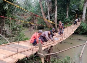 Peduli Masa Depan Anak dan Masyarakat, Polres Musi Rawas Perbaiki Jembatan Gantung Penghubung Desa Bangun Rejo–Sukowarno, Selasa,09/12/2025