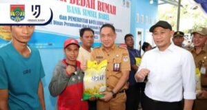 Wali Kota Lubuk Linggau, H. Rachmat Hidayat menghadiri sekaligus melakukan serah terima dan peresmian Rumah,,