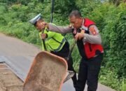 Cegah Kecelakaan Berulang, Kapolsek BTS Ulu Turun Langsung Benahi Jembatan Berlubang di Desa Tambangan,,