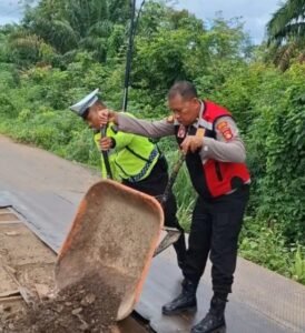 Cegah Kecelakaan Berulang, Kapolsek BTS Ulu Turun Langsung Benahi Jembatan Berlubang di Desa Tambangan,,