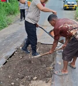 Cegah Kecelakaan Berulang, Kapolsek BTS Ulu Turun Langsung Benahi Jembatan Berlubang di Desa Tambangan,,