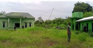 Personel dan Anggota Danposramil Bersama Koramil 0406, Kepedulian Lingkungan Melalui Kerja Bakti Jaga Kebersihan dan Disiplin Wilayah TPK, Senin 22/12/2025: