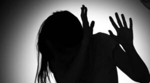 Seorang ibu rumah tangga (IRT) bernama Siti Dessy Rodiah (36), tak lain istri dari Almarhum Ketua Serikat Media Siber Indonesia SMSI,,